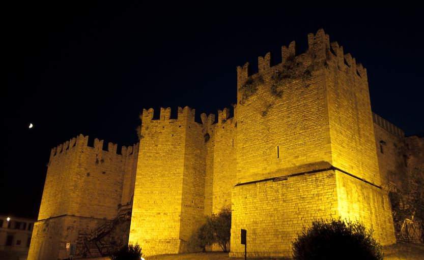 Castello dell'Imperatore di notte