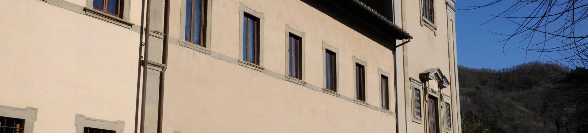 Casone dei Bardi, detail of the façade along with the Gallery walk and Oratory of San Niccolò Detail of the façade