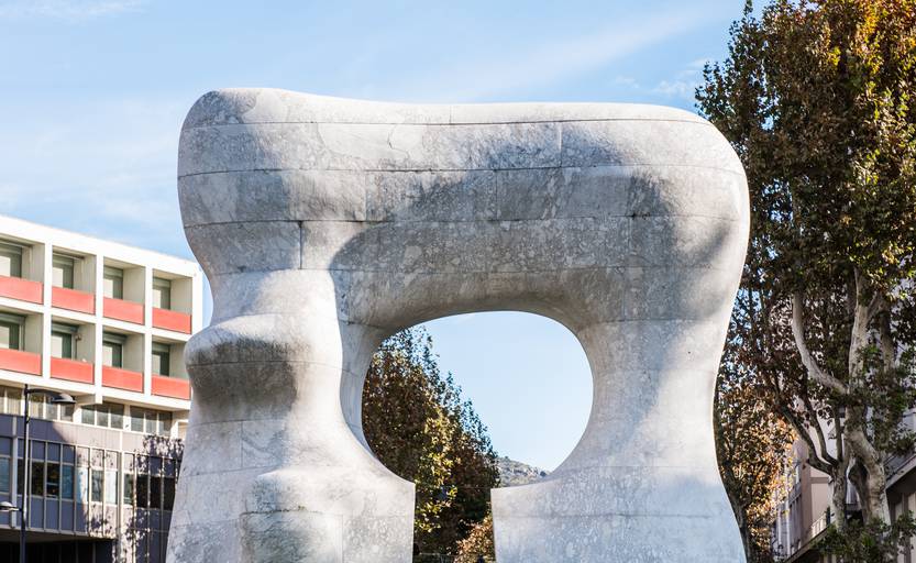Forma squadrata con taglio Henry Moore