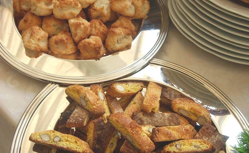Biscotti di Prato e amaretti su vassoi