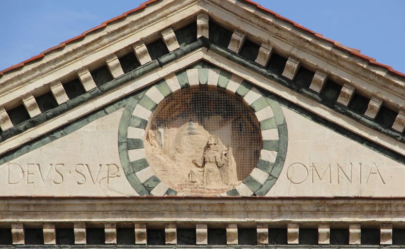 timpano-facciata-chiesa-san-francesco