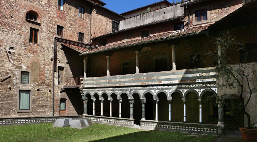 Duomo_di_prato,_chiostro_romanico,_04