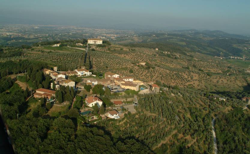 Veduta aerea del Borgo di Artimino e Villa Medicea